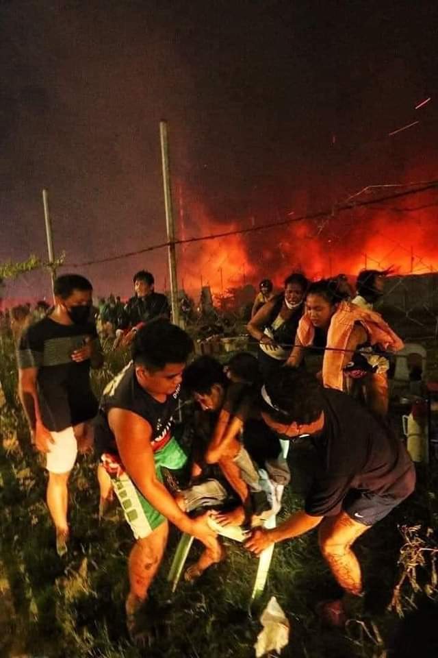 marduqs15's tweet photo. Residents of sitio Lawis, Mambaling in Cebu City scramble to safety with as many of their belongings as they could bring as a huge fire engulfs their homes Friday https://t.co/nUNl3jxoQ3