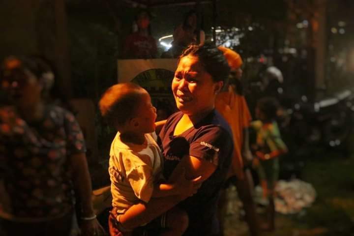 marduqs15's tweet photo. Residents of sitio Lawis, Mambaling in Cebu City scramble to safety with as many of their belongings as they could bring as a huge fire engulfs their homes Friday https://t.co/nUNl3jxoQ3