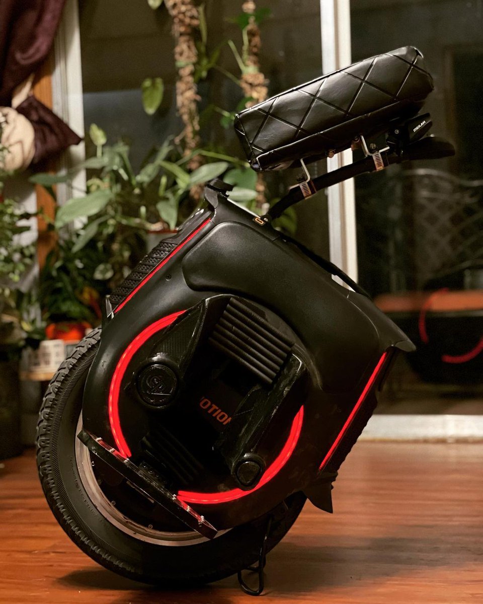 INMOTIONSCV's tweet photo. Admired his exquisite handiwork on INMOTION V12! @wheelydope
#inmotionglobal #inmotion #inmotionv12 #electricunicycle #seat #clarkpads #pedal #weekend #pev https://t.co/4MVQk614KP