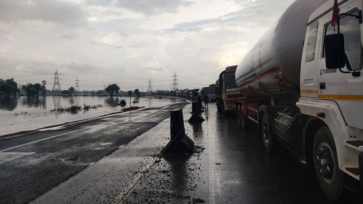 nellorerockss's tweet photo. Traffic jam at Manubolu and Gudur Highway. Due to highway blocked with flood water.

#NelloreRockss
#Nelloriens 
#NationalHighway16
#GudurNellore https://t.co/zk6Hazm3Mr