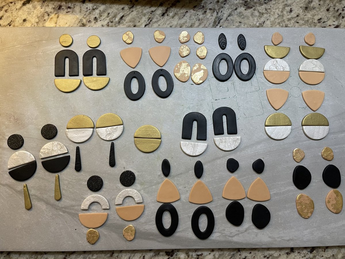 jscismash's tweet photo. Peach, gold, black, pearl. Which combo do you like? DM me for personalized orders. 20% of profits go to @MomsUnitedChi thru December 5. #clayearrings #ashpirations #handmade https://t.co/Xa4HcFUAXV