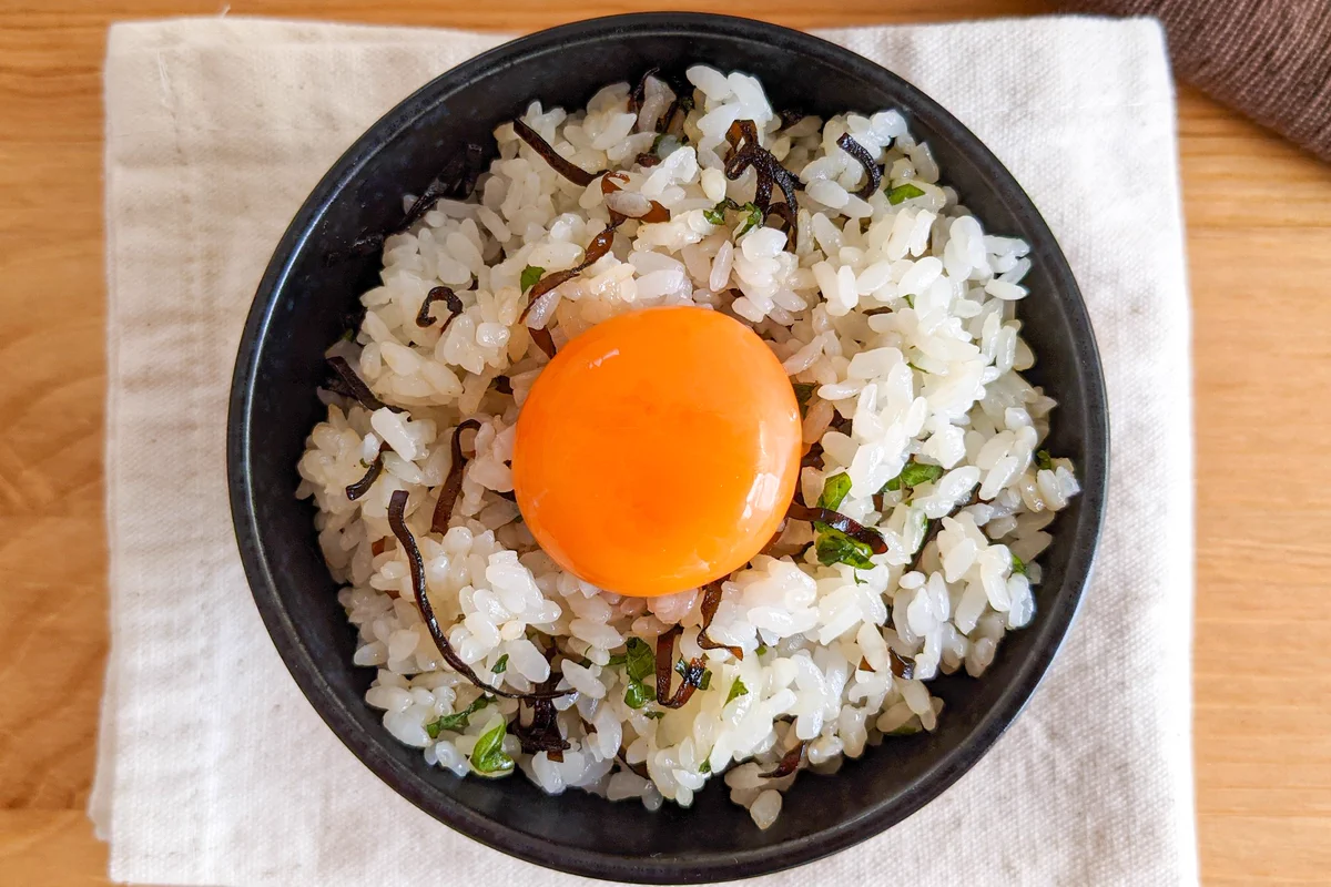 塩昆布&大葉が最高に合う？！お手軽だから朝ごはんにも良さそうな「卵かけご飯」レシピ！
