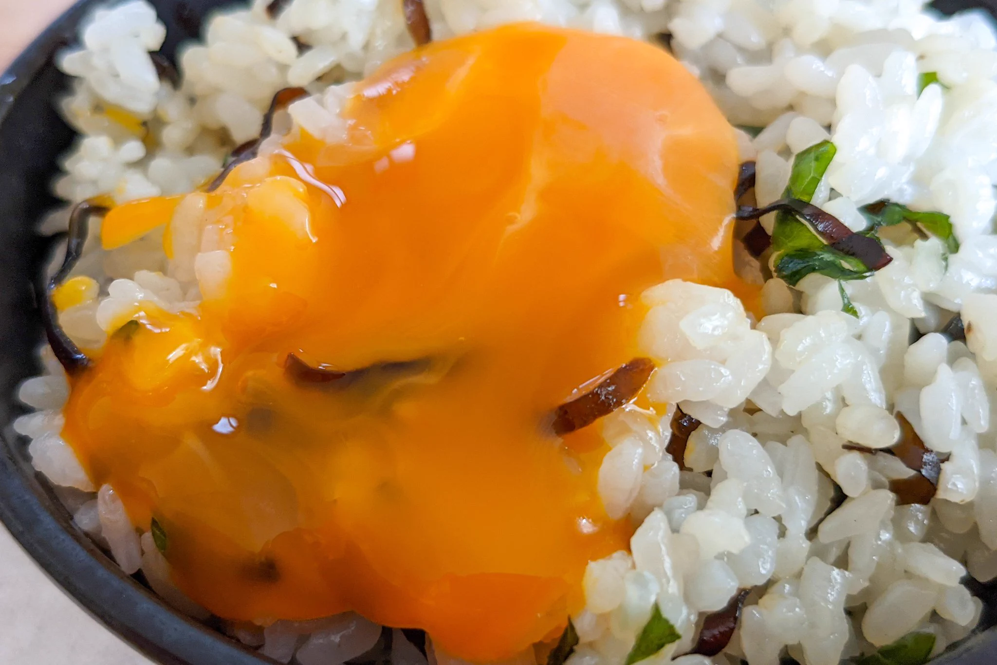 塩昆布&大葉が最高に合う？！お手軽だから朝ごはんにも良さそうな「卵かけご飯」レシピ！