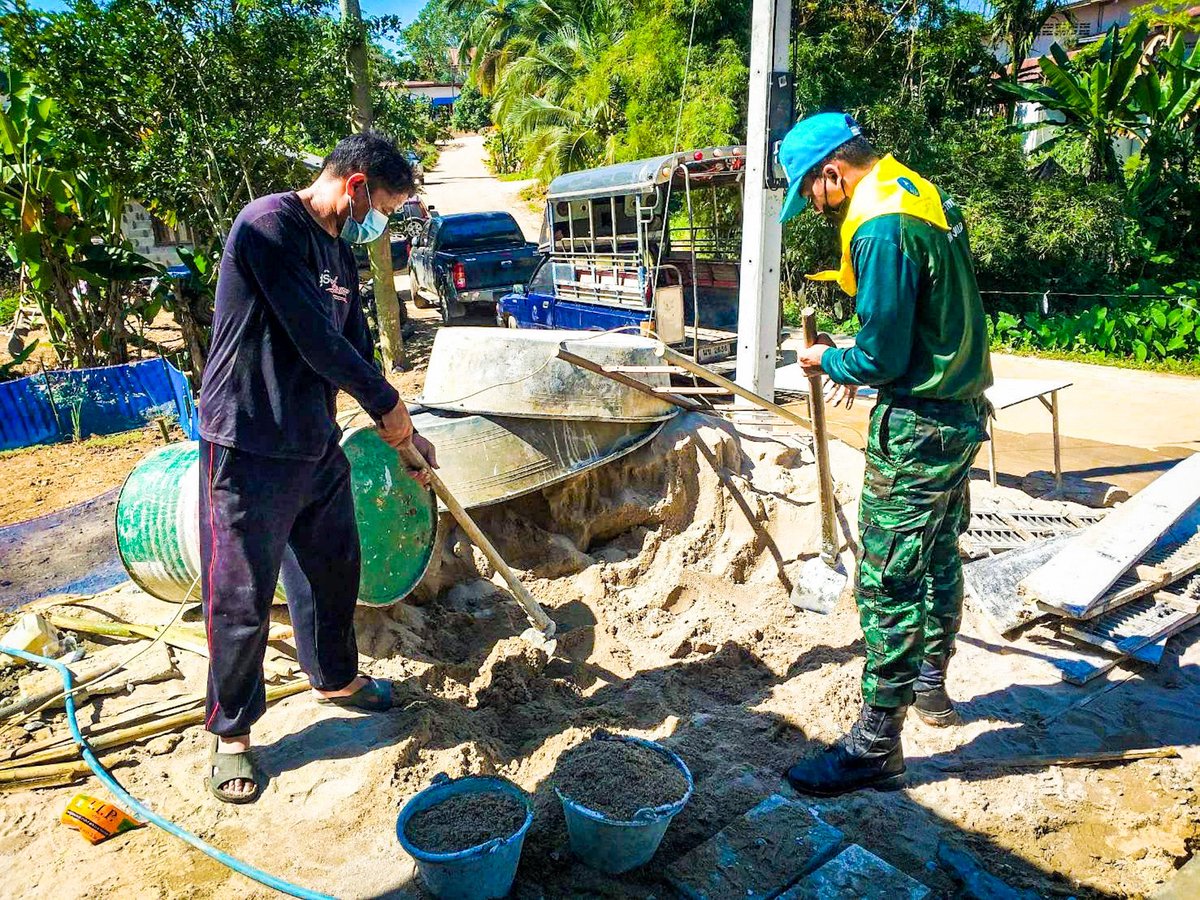 why_thahan's tweet photo. สร้างบ้าน…สร้างรอยยิ้ม…ให้ประช���ชน🏡

✨🪖ร.8 พัน.1 เข้าซ่อมแซมต่อเติมบ้านให้กับผู้ป่วยติดเตียง ในพื้นที่  บ.คกมาด จ.เลย เพื่อเป็นการสร้างขวัญและกำลังใจให้กับประชาชน❤️‍🔥

#ทหารพระราชาช่วยเหลือประชาชน
#ทหารมีไว้ทำไม https://t.co/QorMMv4Ynj