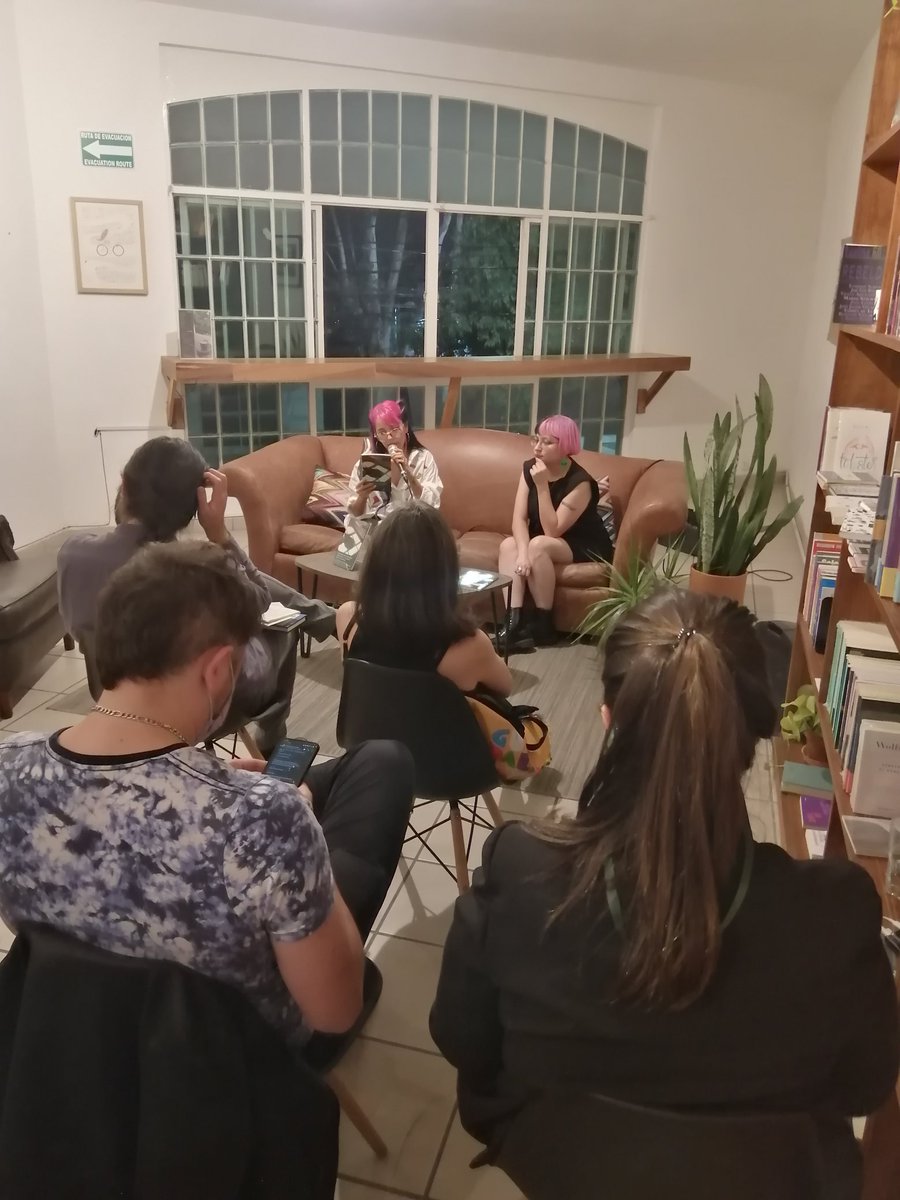_palindroma_'s tweet photo. Hoy, en @UtopiaLibrosGDL, Paola Llamas Dinero conversa con @YolaSeg sobre su libro "estancias que por ahora tienen luz y se abren hacia el paisaje".

#estanciasqueporahoratienenluzyseabrenhaciaelpaisaje #yolandasegura https://t.co/SjzE2FWTOE