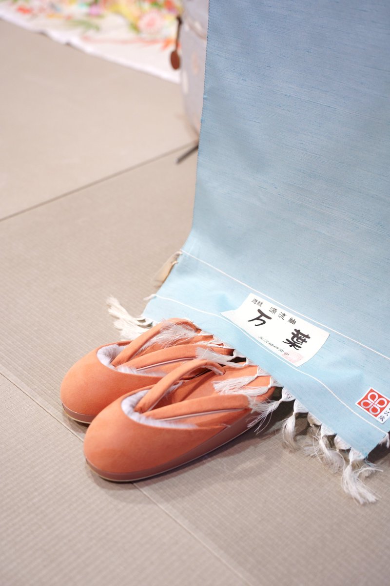kimono510's tweet image. これからのウィンターシーズンに欠かせない防寒草履。
雪や氷から足元を守る防寒草履は、雪国での着物ライフの心強い味方です。
当店ではいろいろな種類の防寒草履を扱っておりますのでお問合せ下さい。

#防寒草履　#エクセーヌ　#着物ライフ応援店　#冬が始まるよ　#お洒落は足元から　#着物専門店
