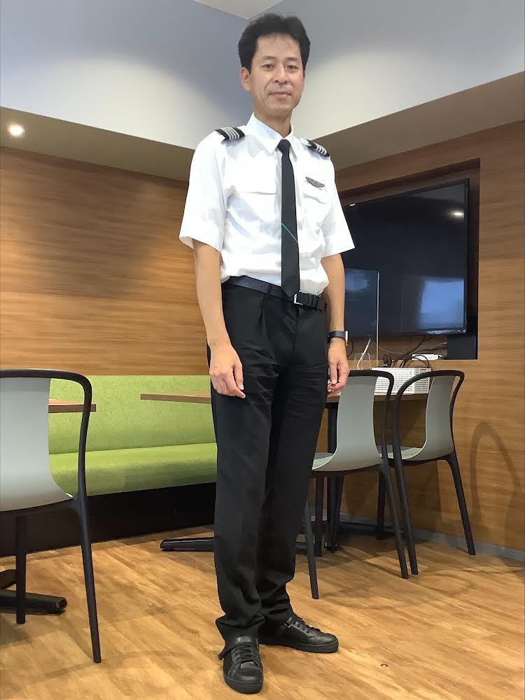 ZIPAIRTokyo's tweet photo. 👨✈️ #ZIPAIR制服コレクション👨✈️
第3回のテーマは
「運航乗務員の着こなし」 です❗
寒い日は #ジャケット を羽織ってクールに✈️
暖かい日は #シャツ 一枚でピシッと✨
胸元には #バッジ をつけています😊
今日も皆さんを安全に
目的地までおとどけします🌎
#ZIPAIR
#NEWBASICAIRLINE
#outfit https://t.co/mEoWnrq3Zb