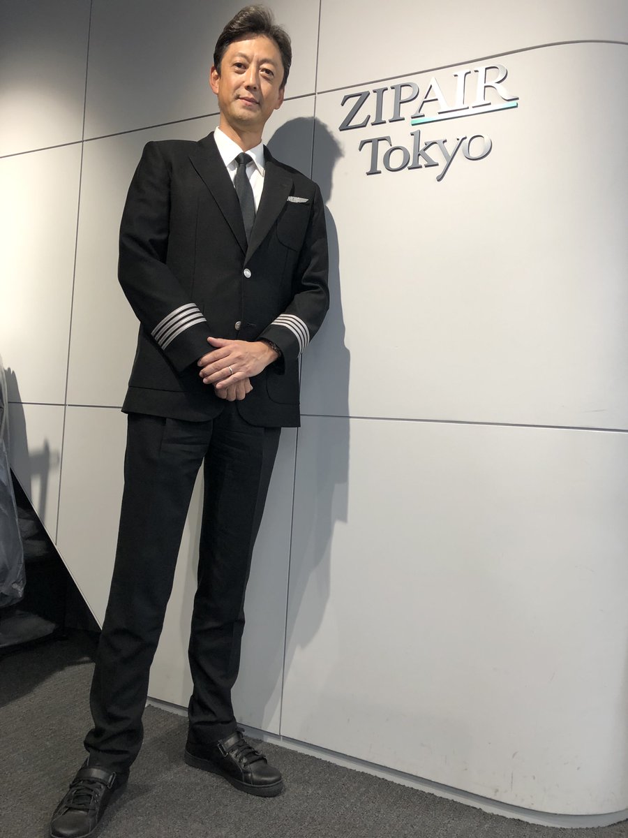 ZIPAIRTokyo's tweet photo. 👨✈️ #ZIPAIR制服コレクション👨✈️
第3回のテーマは
「運航乗務員の着こなし」 です❗
寒い日は #ジャケット を羽織ってクールに✈️
暖かい日は #シャツ 一枚でピシッと✨
胸元には #バッジ をつけています😊
今日も皆さんを安全に
目的地までおとどけします🌎
#ZIPAIR
#NEWBASICAIRLINE
#outfit https://t.co/mEoWnrq3Zb