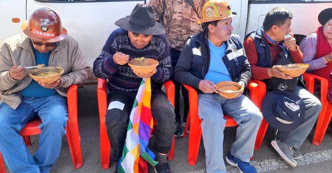 arbork's tweet photo. Desde la partida de Caracollo (Oruro) hasta Achica Arriba (La Paz), el presidente @evoespueblo y otros líderes fueron alimentados por las comunidades y las familias con la comida nacional: #Wallake, #Kalapurka, #LawaDeQuinua y ahora un #CalditoDePollo. 
#UnidosVenceremosSiempre https://t.co/OK9QlTBq51
