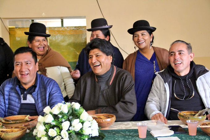 arbork's tweet photo. Desde la partida de Caracollo (Oruro) hasta Achica Arriba (La Paz), el presidente @evoespueblo y otros líderes fueron alimentados por las comunidades y las familias con la comida nacional: #Wallake, #Kalapurka, #LawaDeQuinua y ahora un #CalditoDePollo. 
#UnidosVenceremosSiempre https://t.co/OK9QlTBq51