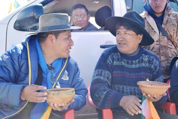 arbork's tweet photo. Desde la partida de Caracollo (Oruro) hasta Achica Arriba (La Paz), el presidente @evoespueblo y otros líderes fueron alimentados por las comunidades y las familias con la comida nacional: #Wallake, #Kalapurka, #LawaDeQuinua y ahora un #CalditoDePollo. 
#UnidosVenceremosSiempre https://t.co/OK9QlTBq51