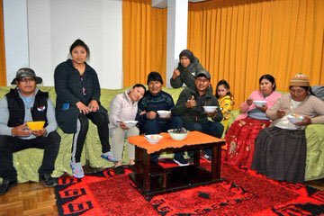 arbork's tweet photo. Desde la partida de Caracollo (Oruro) hasta Achica Arriba (La Paz), el presidente @evoespueblo y otros líderes fueron alimentados por las comunidades y las familias con la comida nacional: #Wallake, #Kalapurka, #LawaDeQuinua y ahora un #CalditoDePollo. 
#UnidosVenceremosSiempre https://t.co/OK9QlTBq51