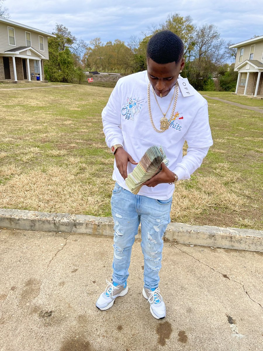 gwapboi_dayday's tweet photo. These niggas hate me just kuz who I am but I never gave a Damn 🖕🏾, Can’t let nomo lames come hanging around if them niggas ain’t nun of da fam 🙅🏾♂️ #FreeCJ #LLBNB https://t.co/2r8DlQMCmL