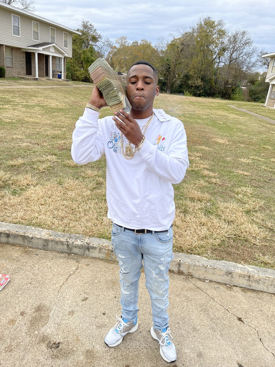 gwapboi_dayday's tweet photo. These niggas hate me just kuz who I am but I never gave a Damn 🖕🏾, Can’t let nomo lames come hanging around if them niggas ain’t nun of da fam 🙅🏾♂️ #FreeCJ #LLBNB https://t.co/2r8DlQMCmL