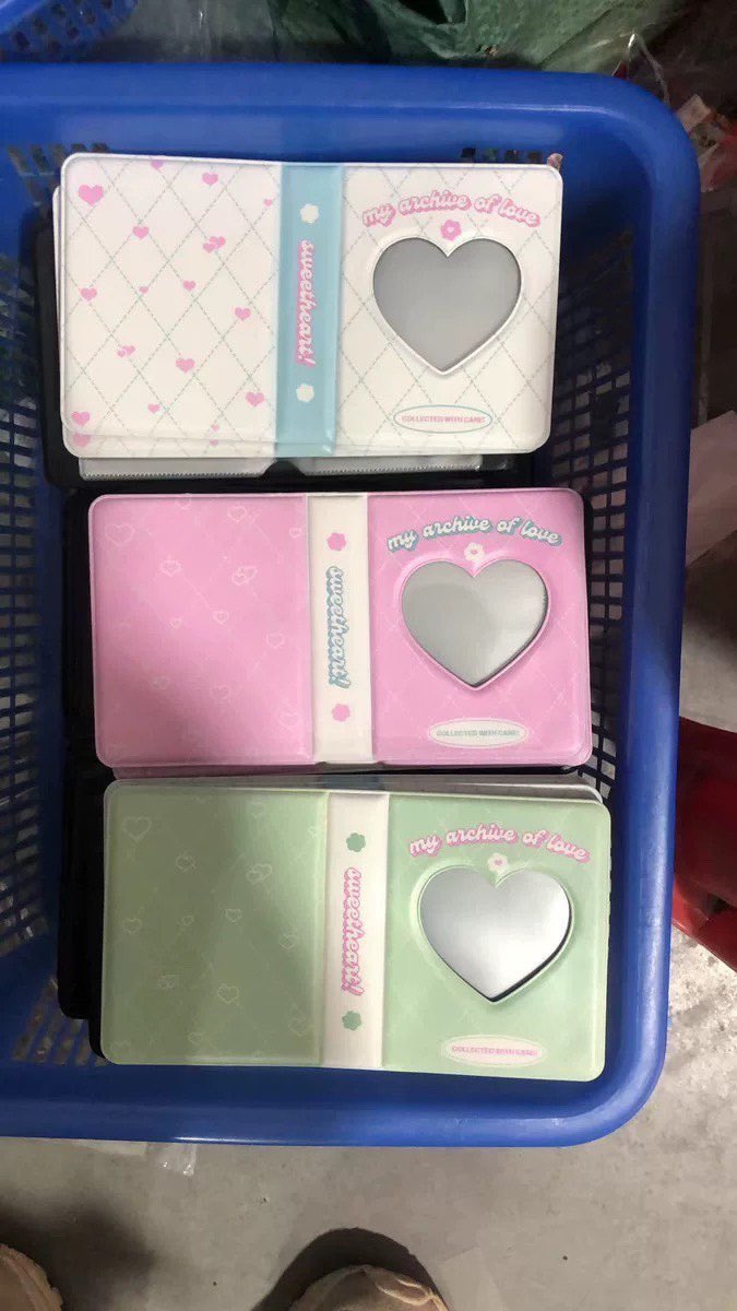 thelovearchive's tweet photo. Ξ΅ΡΠ· #ARCHIVEupdates!
this picture was sent to me by my manuuu !! π the collectbooks might be shipped out by next week! https://t.co/BtUTQNZjqe