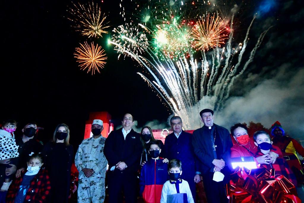 mrikelme's tweet photo. 🎅🏼 En #PiedrasNegras, acompañé al alcalde @claudiobresofic al tradicional encendido del Pino Navideño 🌲🌟 en compañía de cientos de familias nigropetenses. https://t.co/8TntMQW4tV