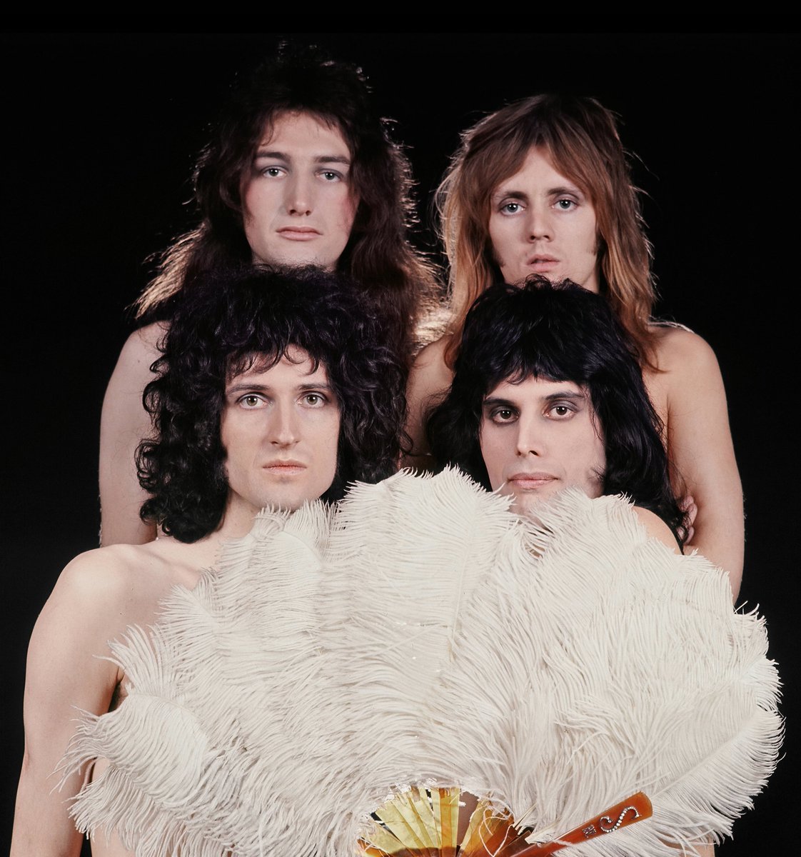 Last one! They're so beautiful.🤍🥺

📸Mick Rock
