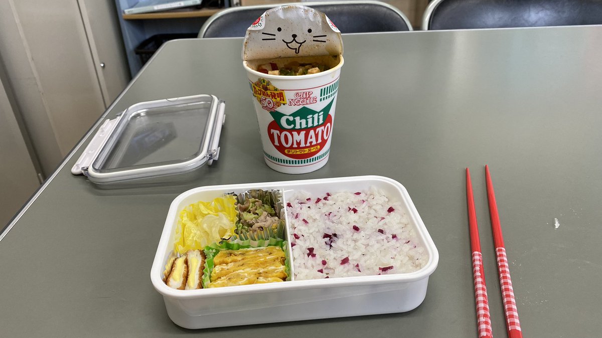 JtxeQ9's tweet photo. お昼休みです。
　今日は寒いから、お弁当🍱とカップラーメンを食べました。 https://t.co/LOd6wFCXNL