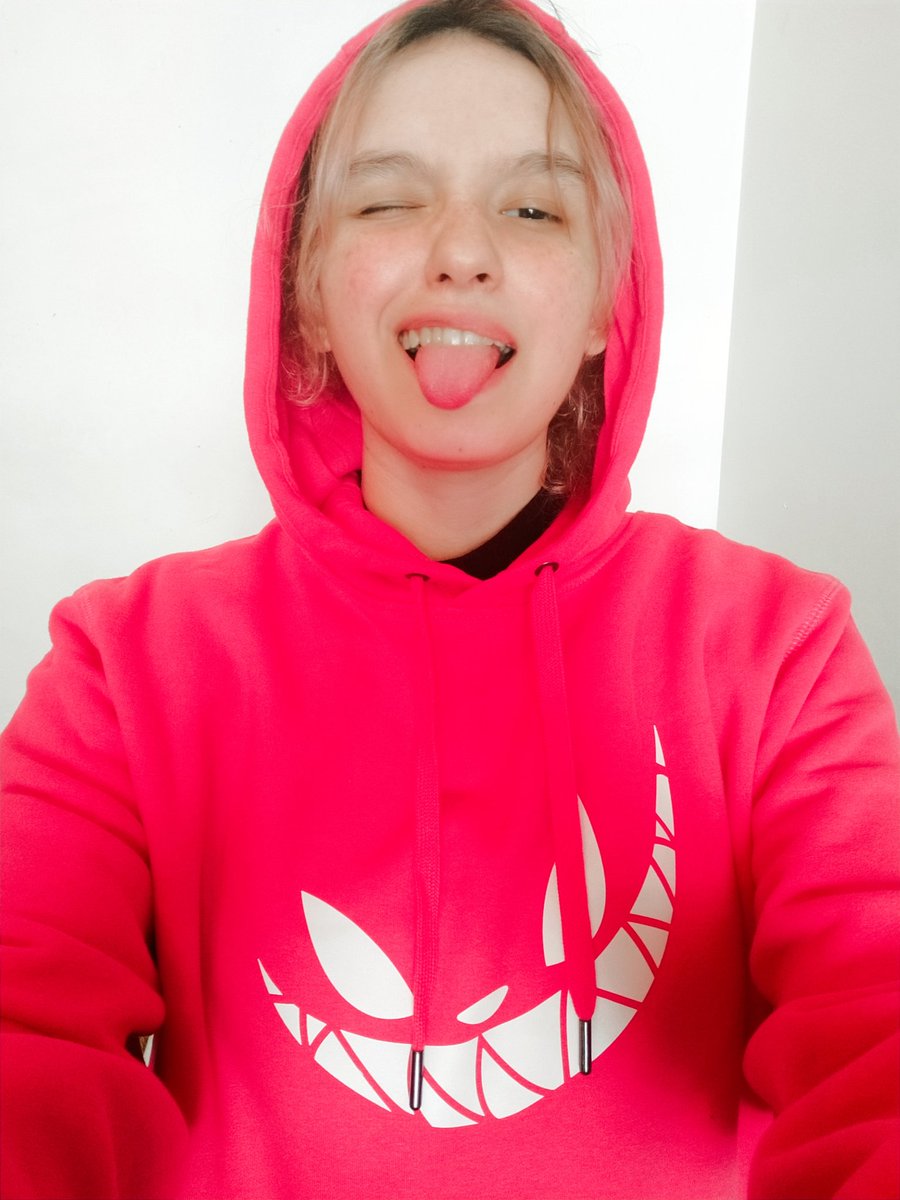 blastriade's tweet photo. 200 followers so I share another pic of myself with the #rubiuscorp hoodie my boyfriend gift me 🥺 he really knows me to much xD every 100 followers I'll share a pic and a little bit about me 😊 I found it funny!

#NFTCommunity #NFTartist https://t.co/Nrj0PJkTm4