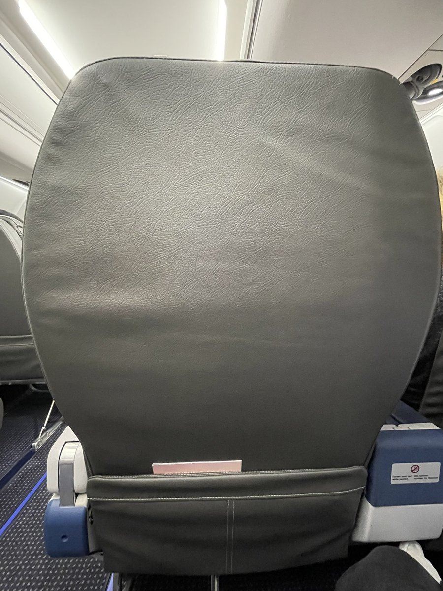 BasicallyIDoWrk's tweet photo. By now it should be illegal for planes to not have the tv thingy. https://t.co/LSk566SHKe