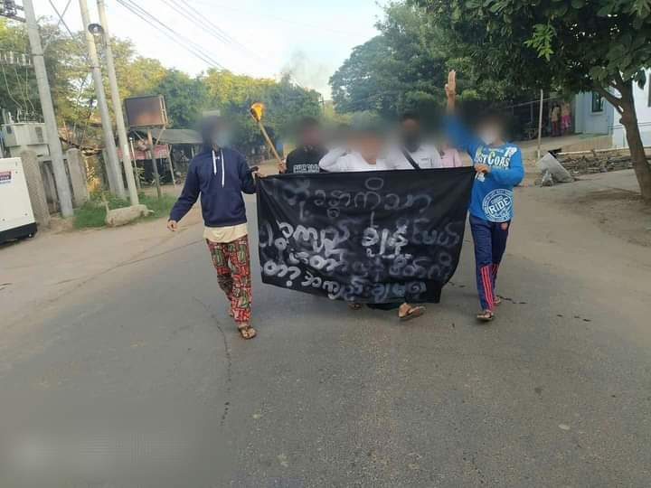 b3rry_y's tweet photo. Students Union in Monywa held a strike rally against the military dictatorship with the banner saying "Only our body can be imprisoned. Our revolutionary spirit can not be imprisoned"

#NoFlyZoneInMyanmar
#WhatsHappeningInMyanmar 
#Nov29Coup https://t.co/xpmk52uxMl