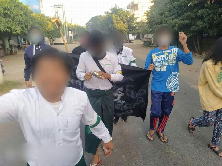 b3rry_y's tweet photo. Students Union in Monywa held a strike rally against the military dictatorship with the banner saying "Only our body can be imprisoned. Our revolutionary spirit can not be imprisoned"

#NoFlyZoneInMyanmar
#WhatsHappeningInMyanmar 
#Nov29Coup https://t.co/xpmk52uxMl
