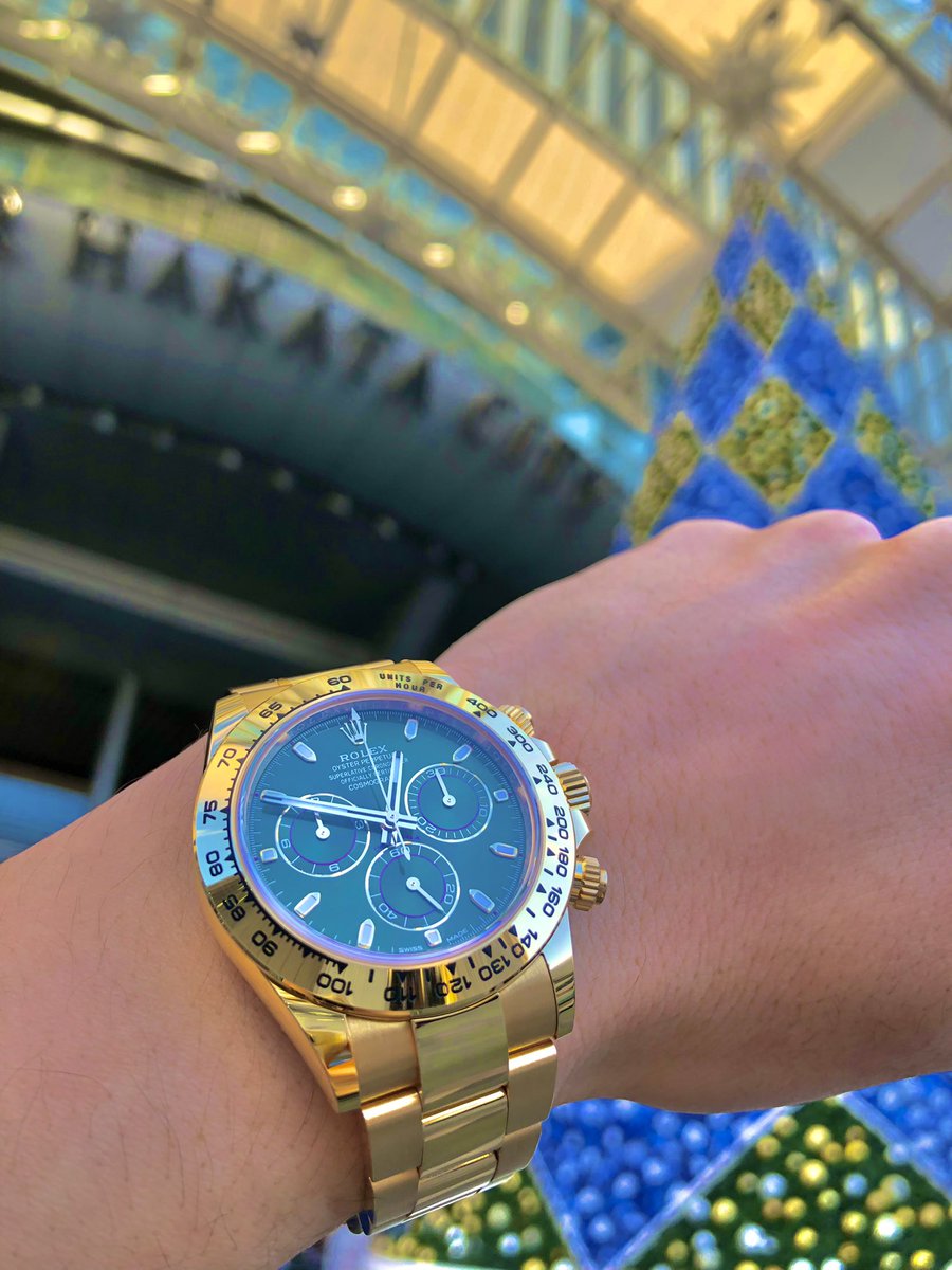 mr_rolex_man's tweet photo. 今年もこの季節🎅
昼だからツリーはキラキラしてないけど時計がギラギラ💪👑

#ロレックス
#グリーンデイトナ
#116508
#金無垢マン https://t.co/JAehzicVjL
