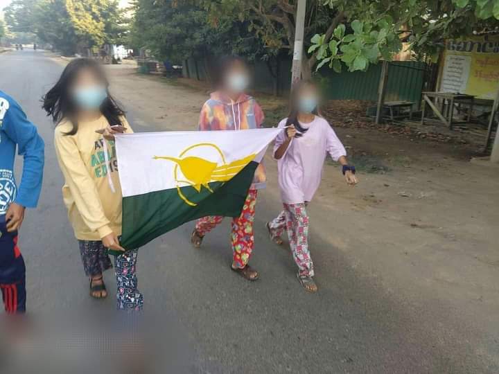 b3rry_y's tweet photo. Students Union in Monywa held a strike rally against the military dictatorship with the banner saying "Only our body can be imprisoned. Our revolutionary spirit can not be imprisoned"

#NoFlyZoneInMyanmar
#WhatsHappeningInMyanmar 
#Nov29Coup https://t.co/xpmk52uxMl