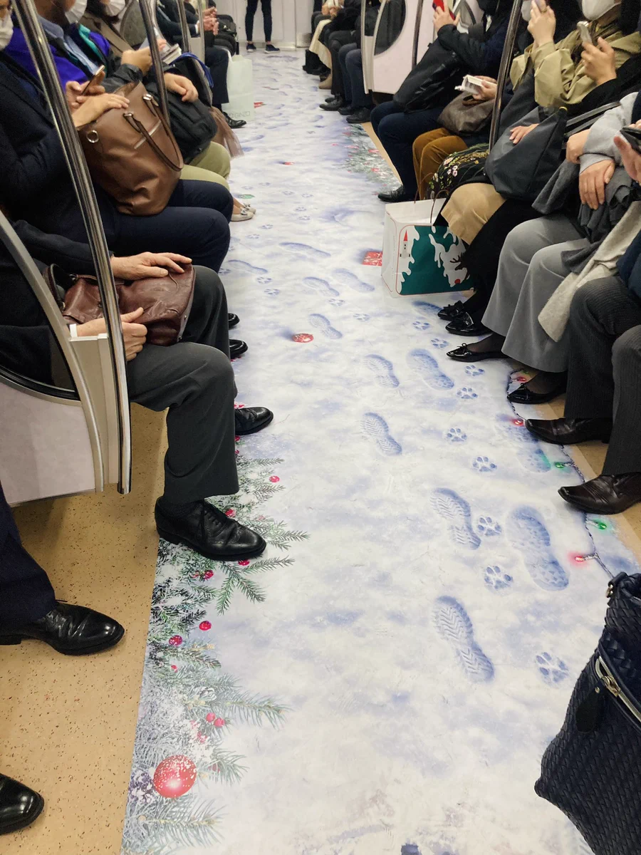 電車がオシャレな仕様に！？銀座線に乗ったらホークアイ仕様でした！