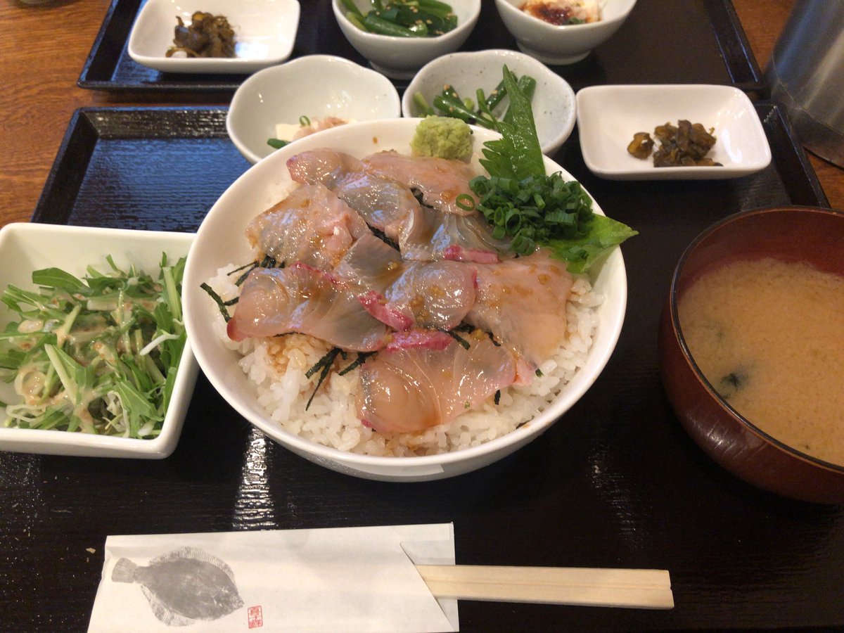 久々のランチにお邪魔してます〜
本日の定食！やまぐち@喜多見さん
かんぱち丼🐟♥️
ご飯大盛りw爆笑😂😂
うまうま〜〜(´﹃｀)