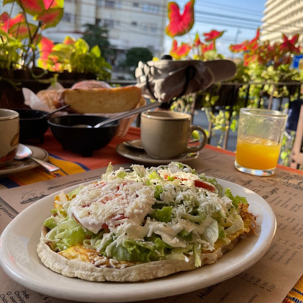 MenuAcapulco's tweet photo. Que tu semana empiece con el sabor de la cocina que tiene #ChileMaizyFrijol - Una parada obligada para turistas que desean comer bien sin gastar más.
#DondeComerenAcapulco
https://t.co/sVQATd9jnt 📲 Descarga #MenuAcapulco tu guía para comer en el puerto. https://t.co/qa5DLlgbF1