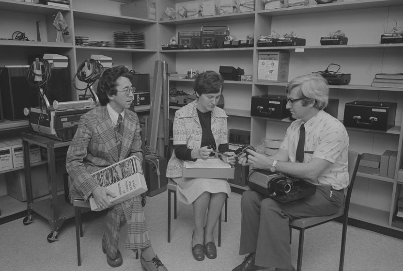 Are you planning to apply for a Local History Grant? We are holding an online Grants Information Session on Thurs 9 December at 6pm: us02web.zoom.us/webinar/regist…

📷 Three people discussing films, in a room full of projection equipment, circa 1970s. VPRS 14517/P0001/51, V368.