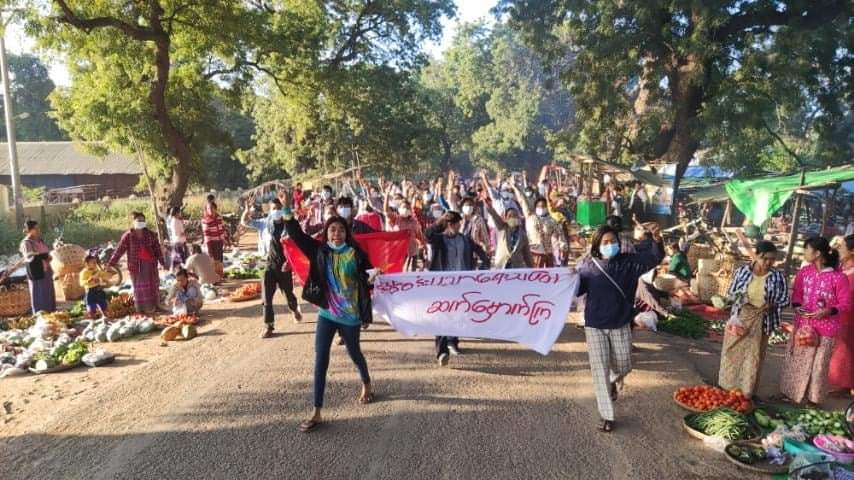 Chanapai247's tweet photo. At a random bazaar in #LetPaDaungTaung area , #Monywa students' union and local residents held anti-military morning strike today. 

#NoFlyZoneInMyanmar 
#Nov29Coup
#WhatsHappeningInMyanmar https://t.co/KOs270YyXi