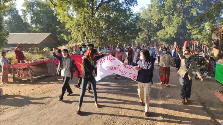 Chanapai247's tweet photo. At a random bazaar in #LetPaDaungTaung area , #Monywa students' union and local residents held anti-military morning strike today. 

#NoFlyZoneInMyanmar 
#Nov29Coup
#WhatsHappeningInMyanmar https://t.co/KOs270YyXi