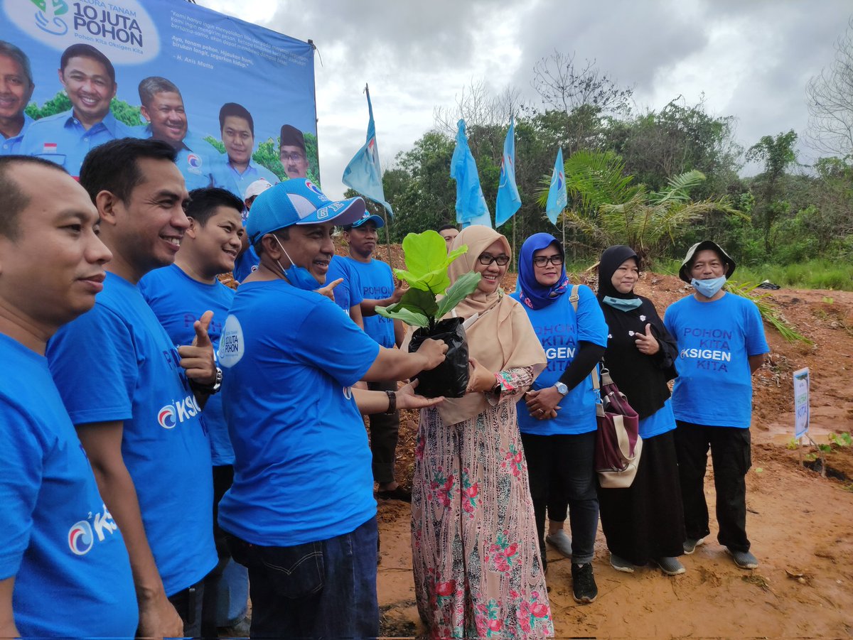 GeloraKalsel's tweet photo. Partai GELORA Indonesia Tanam 10 juta pohon di 34 provinsi diindonesia, untuk memulai mengatasi perubahan iklim dunia.

Ketua DPW Partai Gelombang Rakyat (GELORA) Indonesia bersama pengurus wilayah dan Daerah menanam 130.000 pohon selama 1 tahun, jadi target 10 juta pohon ini https://t.co/wveCJpXjKn