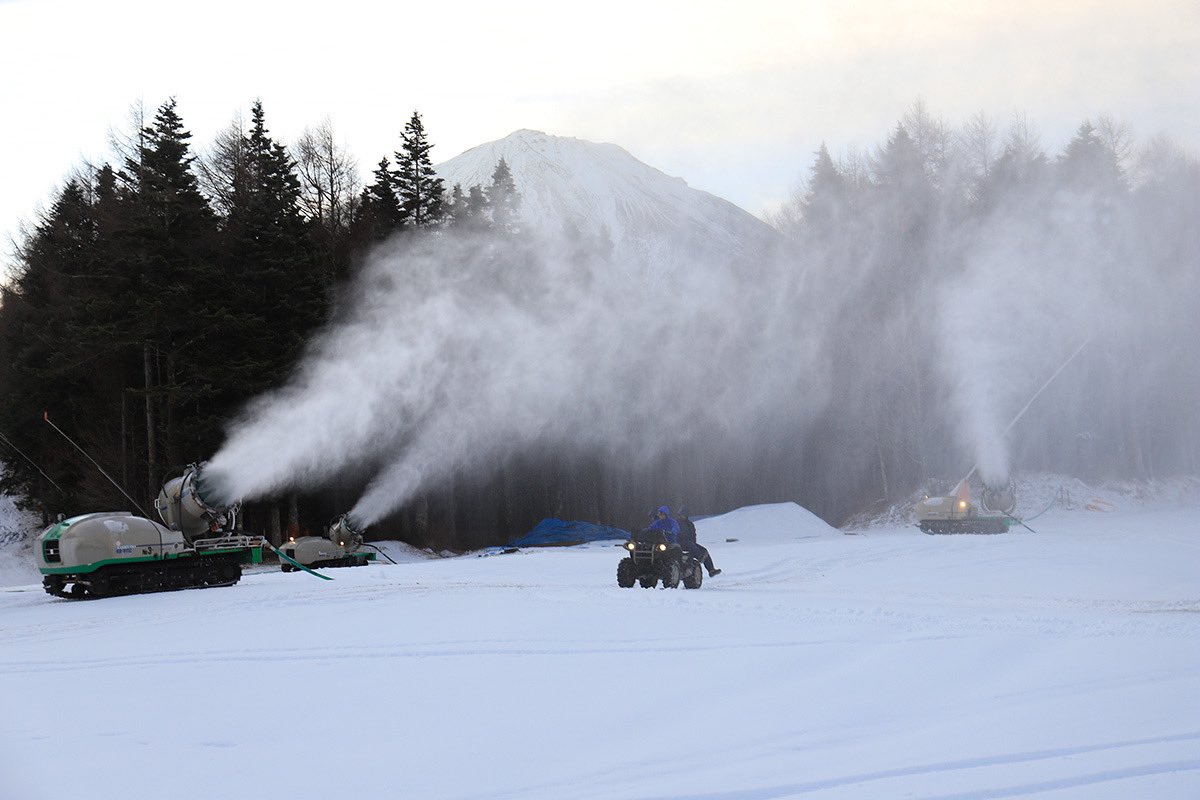 の降雪作業🗻がいよいよ本格的に始まりました✨ 昨シーズンよりも順調な滑り出しです😄 今シーズンは12月中旬のオープンを予定⛷詳細が決まりましたら情報アップします！❄️