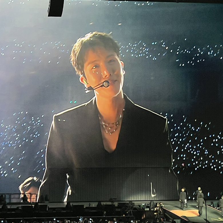 thehobiprint's tweet photo. HOSEOK IS SOOOOO STUNNING. https://t.co/BB4haPvEMS