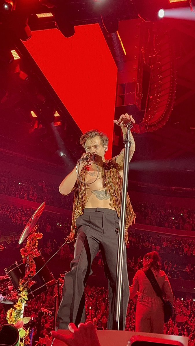 HLDTour's tweet photo. Harry Styles, live from UBS Arena.
#LoveOnTourLongIsland
11.28.21

📸: tbslcanyon https://t.co/EkzGE91VzD