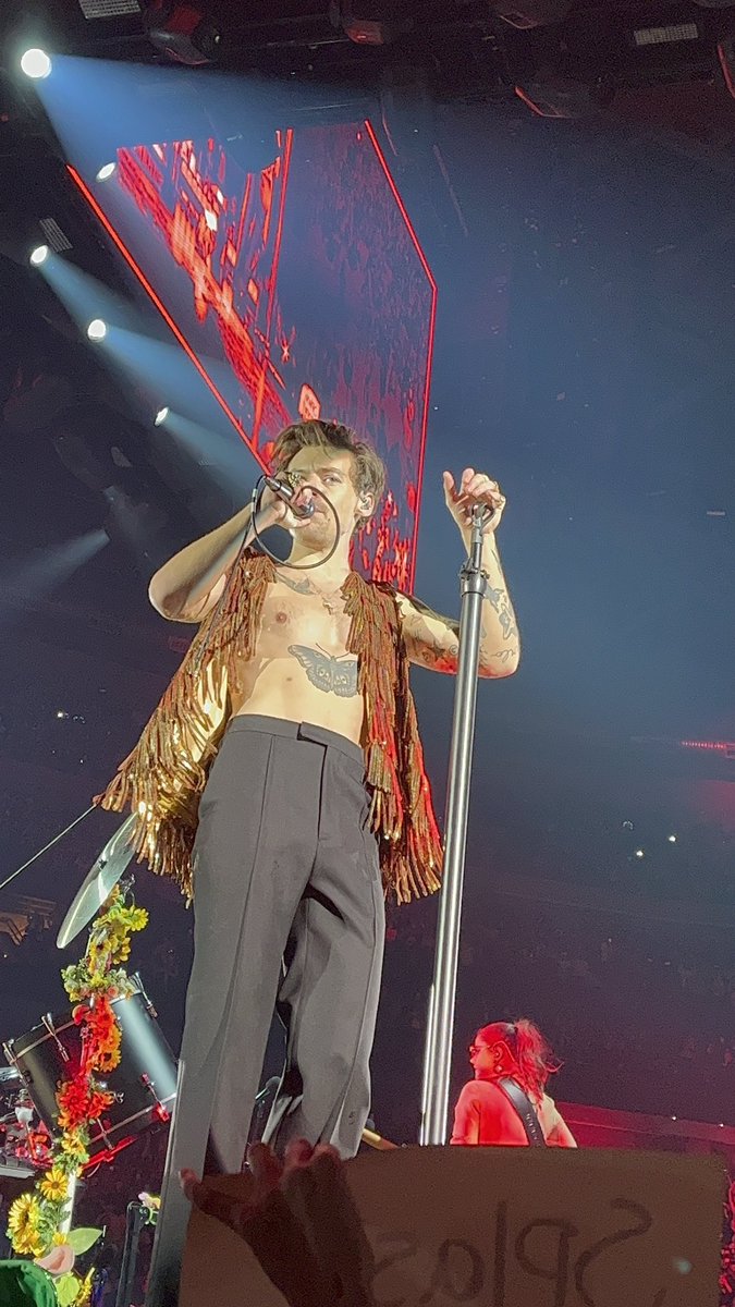 HLDTour's tweet photo. Harry Styles, live from UBS Arena.
#LoveOnTourLongIsland
11.28.21

📸: tbslcanyon https://t.co/EkzGE91VzD