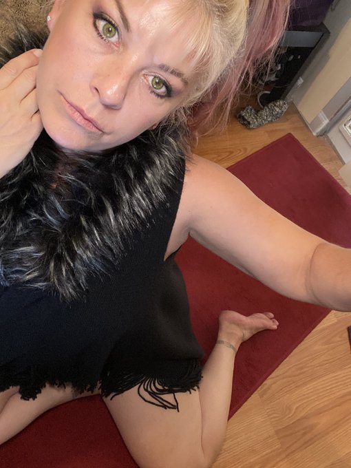 @footnight #joclynstone https://t.co/NlAXd0P80s<a class="tags" target="_blank" title="On Twitter" href="/?out=eyJ0eXAiOiJKV1QiLCJhbGciOiJIUzUxMiJ9.eyJpYXQiOjE3MjEwMzE0MTQsImlzcyI6InR3cG9ybnN0YXJzLmNvbSIsIm5iZiI6MTcyMTAzMTQxNCwiZXhwIjoxNzUyNTY3NDE0LCJyZWRpcmVjdF91cmwiOiJodHRwczovL3R3aXR0ZXIuY29tL2Zvb3RuaWdodCJ9.68cOWxEfYRsQqfBmERYsi9rqr7CGu-cItbNne0iNP5cdAw7uieN00pJ55UdWhJA9FvIlm1naWxY_Dbd4BCQwQQ">@footnight</a><a href="/tag/joclynstone"class="tags">#joclynstone</a>