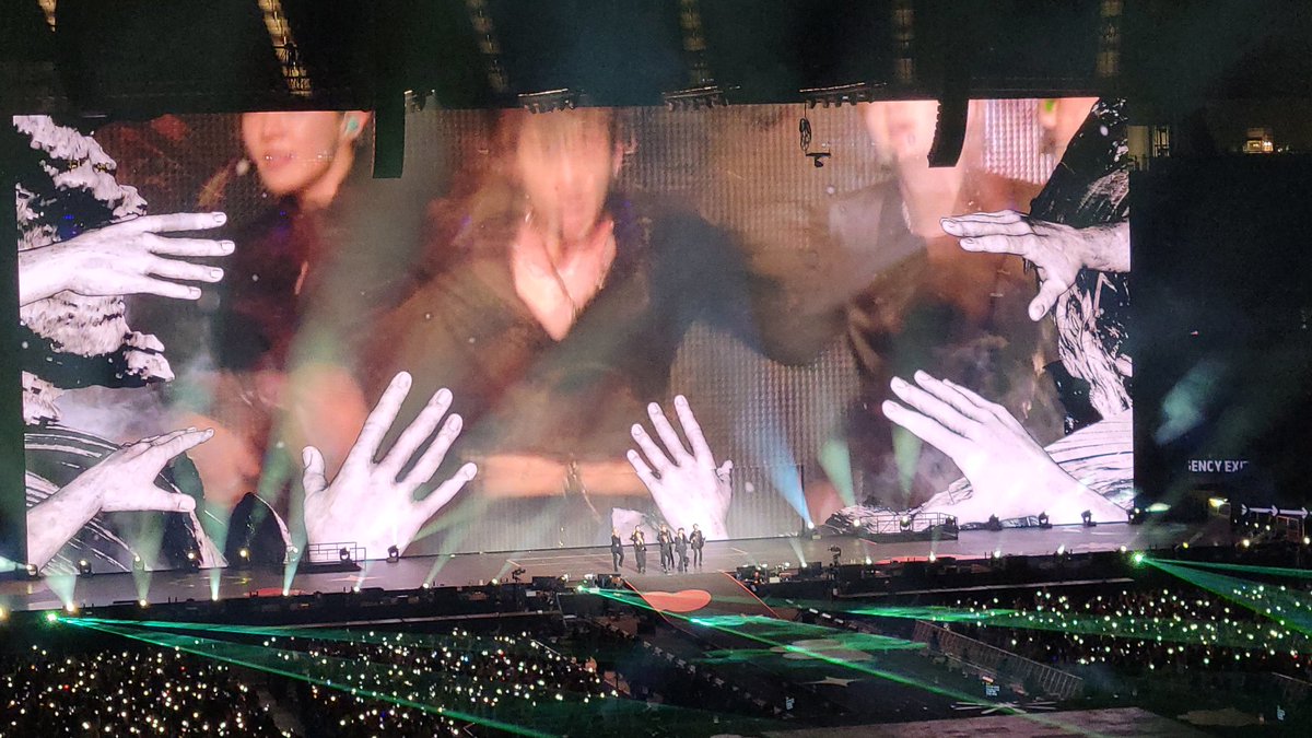 melodee99's tweet photo. Permission to Dance On Stage Night 2, A.K.A. Too many buttons!
#BTSSoFiStadium #BTSPermissionToDanceOnStageLA #BTS_PTD_LA #TooManyButtons https://t.co/MpYldSnuQc