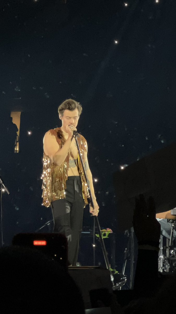 HLDTour's tweet photo. Harry Styles, live from UBS Arena.
#LoveOnTourLongIsland 
11.28.21 

📸: desertedjungle https://t.co/lt2Ln2SLDt