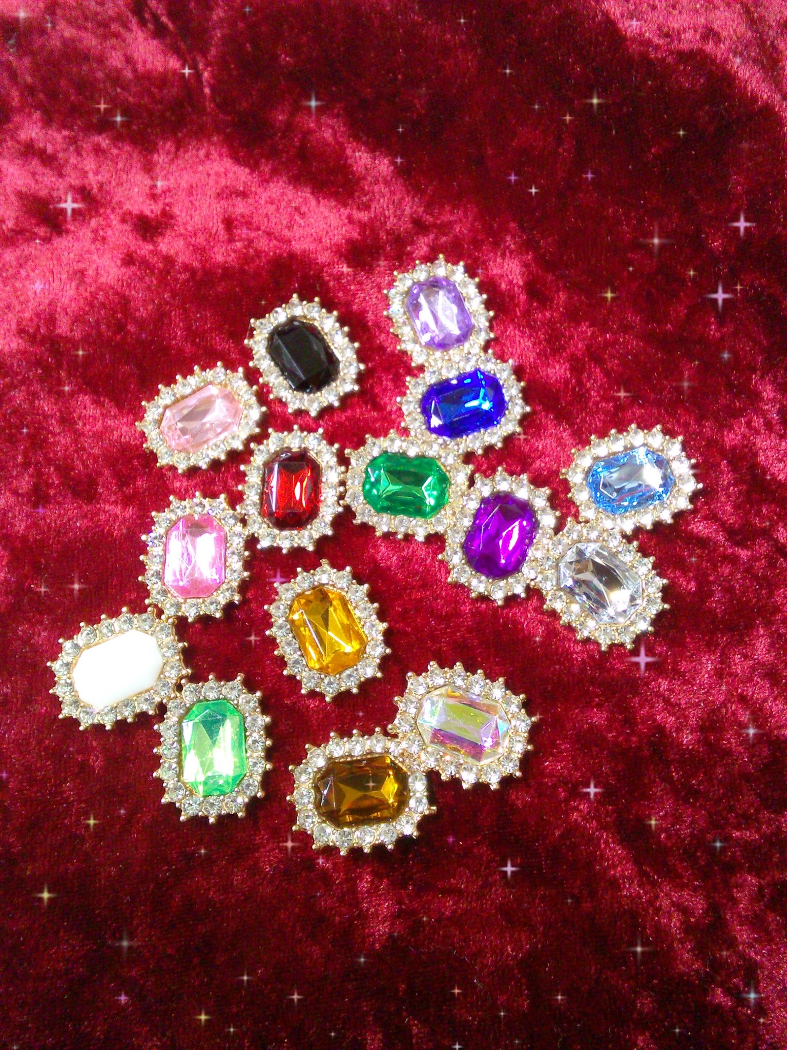 推し活館 旧素材館 入荷情報 ハートビジューパーツ 小 とスクエア型のビジューパーツが再入荷しました スクエア型の ビジューパーツはデコ硬質ケースのサンプルでも使用していて店頭でも大人気の商品です ビジューパーツをお探しの方は 素材