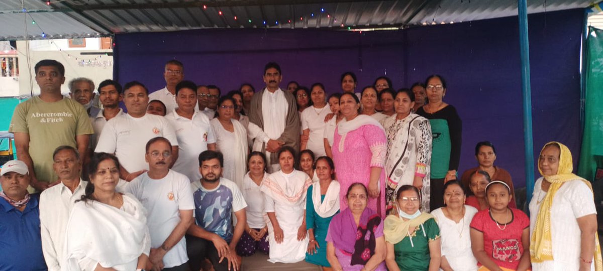 Sheeshpal_Yog's tweet photo. ओम 
आज गुजरात राज्य योग बोर्ड  के आदरणीय अध्यक्ष श्री योगसेवक शीशपाल जी ने वलसाड जिले की निःशुल्क योग कक्षाओ की मुलाकात ली| मुलाकात दौरान आदरणीय अध्यक्ष श्री के द्वारा योग साधको को योग के फायदे और योग ट्रेनर बनने के फायदे बताये और योग ट्रेनर बनने के लिए उत्साहित किया। https://t.co/2fGr3WapwH