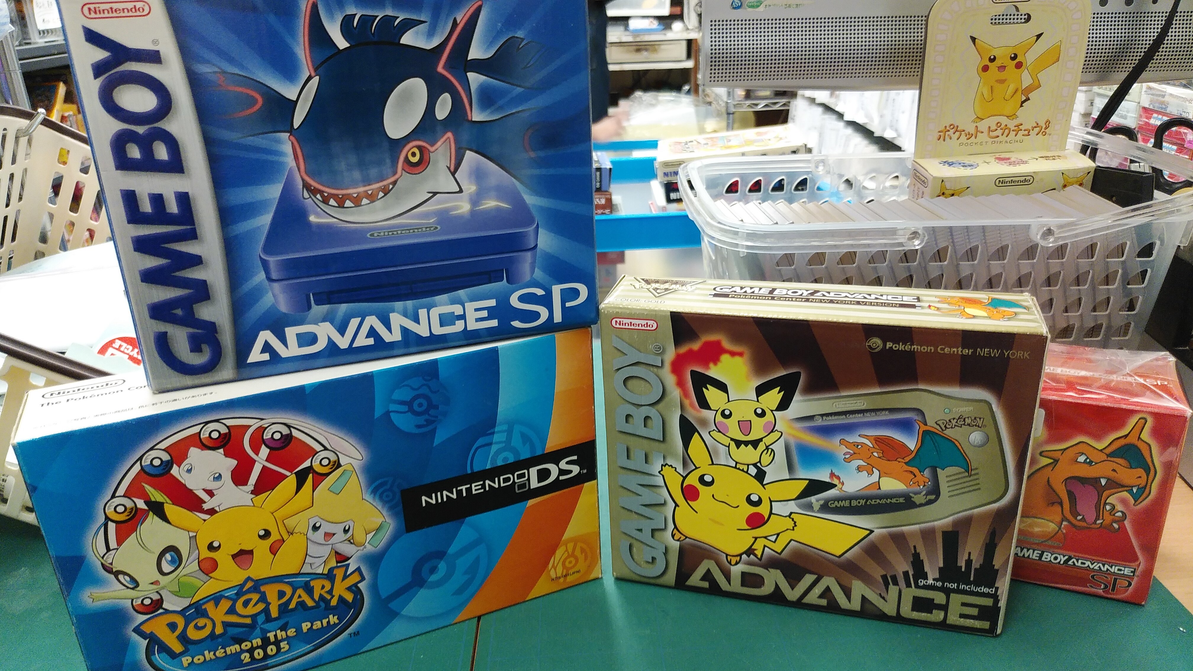 スーパーポテト名古屋店レトロ館 公式 レアモン ゲットだぜ ゲームボーイアドバンス本体系限定品たくさん入りました 準備が整い次第に販売していきます それにしても ポケモンバージョンの本体はたくさん種類がありますよねぇ ポケモン図鑑