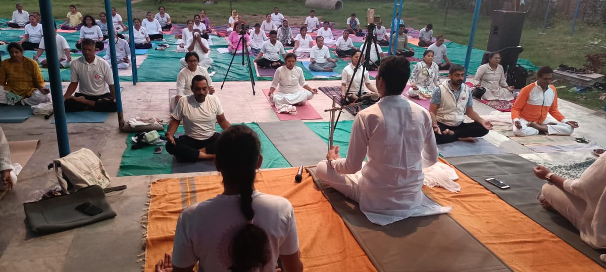 GujaratYogBoard's tweet photo. ओम 
आज गुजरात राज्य योग बोर्ड  के आदरणीय अध्यक्ष श्री योगसेवक शीशपाल जी ने वलसाड जिले की निःशुल्क योग कक्षाओ की मुलाकात ली| मुलाकात दौरान आदरणीय अध्यक्ष श्री के द्वारा योग साधको को योग के फायदे और योग ट्रेनर बनने के फायदे बताये और योग ट्रेनर बनने के लिए उत्साहित किया। https://t.co/WvQxGzqNzE