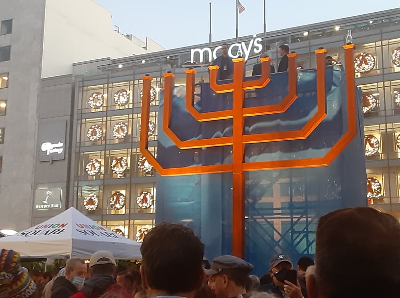 SFNewsfeedus's tweet photo. #MamaMenorah Lights Up the Holidays in Union Square: https://t.co/GVBIYL9Q2E @Chabad @Lubavitch @TwitterFaith @Scott_Wiener @UnionSquareSF @TwitterSF @TwitterNews @TwitterMedia @Moshelanger @CNewsfeedus @MetaNewsroom @ReimagineRadio @SFGovTV @sfgov @CAgov @TwitterTV @TwitterVideo https://t.co/ecBveLXfgm
