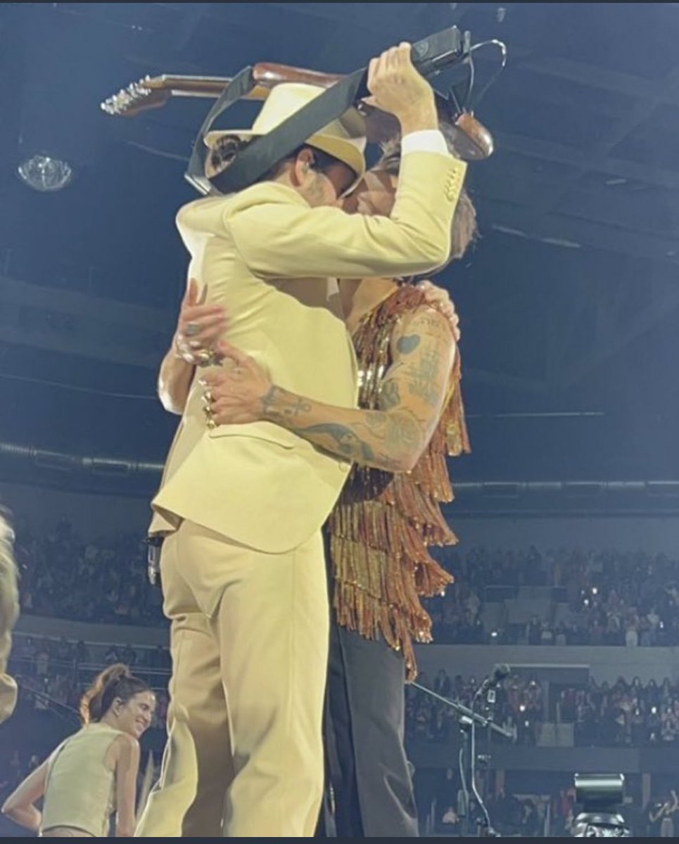 canyonmoonblu's tweet image. “something LGBT just happened to me”