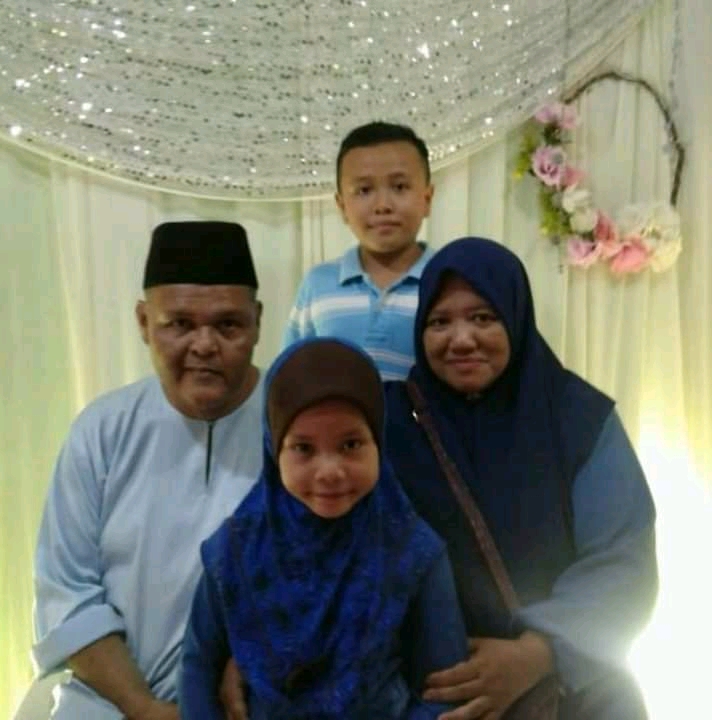 sharlinsarah's tweet photo. Arwah suami kak Lela baru je meninggal sbb jangkitan kuman dekat paru2 &amp; buah pinggang. Arwah dpt pampasan tapi dah habis masa kerajaan buat i-lestari dan i-sinar sbb dulu arwah kerja as pengawal keselamatan dekat sekolah dgn gaji RM1.2k je. If korg sudi, mtk u guys RT kan https://t.co/IdxiJh5D9O