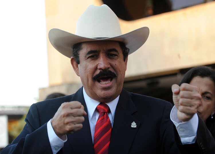 ForeignPoli_C's tweet photo. Xiomara Castro's landslide victory in Honduras' presidential election will likely trouble some at Global Affairs. In 2009 Canada backed a military coup against her social democratic husband Manuel Zelaya. Check out CFPI's wiki on Canada's role in the coup 
https://t.co/hhW0QwkBzQ https://t.co/IMJm5GS4nc